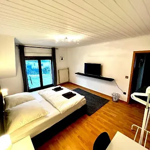 Appartement Praktisches Im Grossen Haus Mit Garten, Düsseldorf